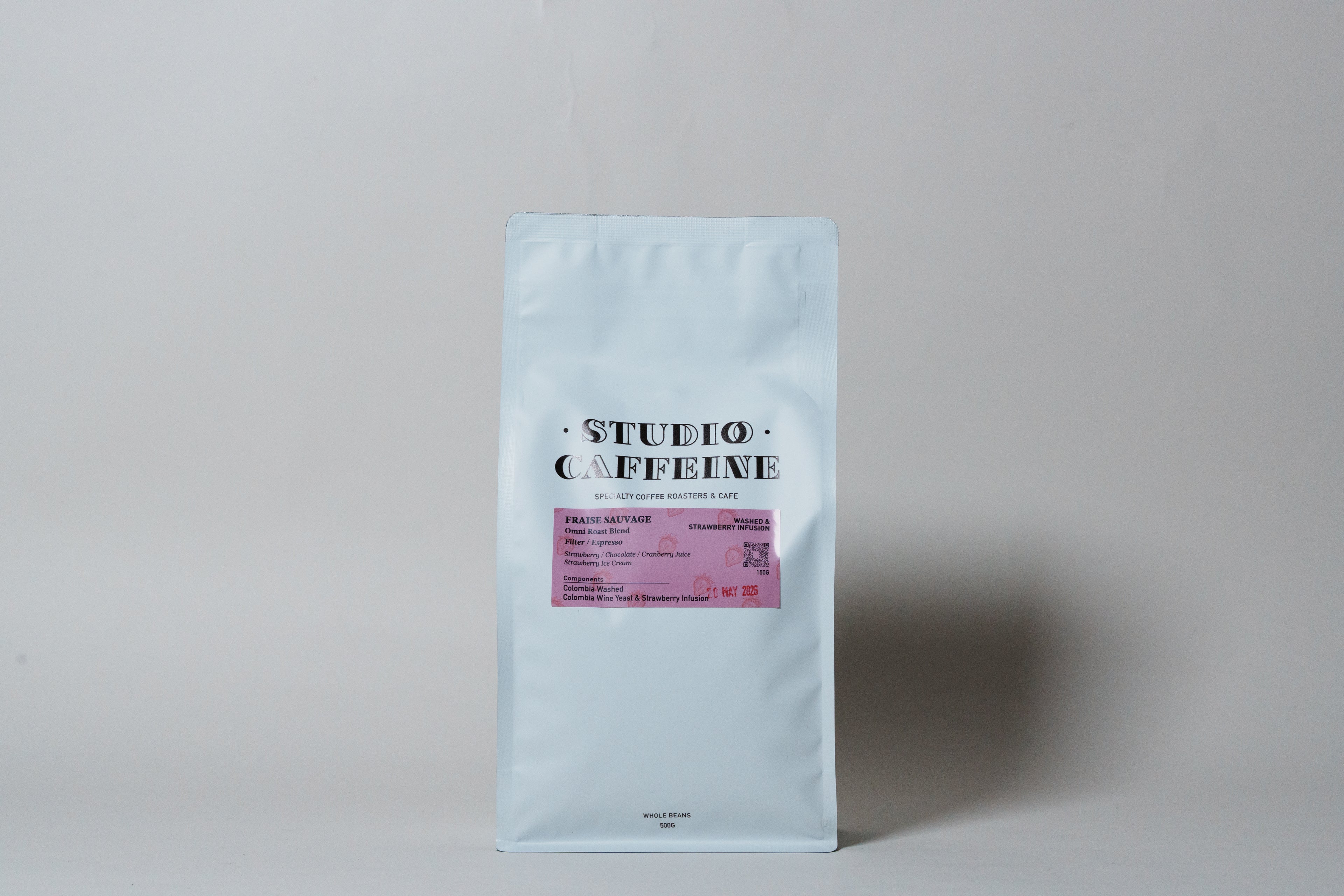 500g bag showcase of Studio Caffeine strawberry co fermented blend Fraise Sauvage whole beans for filter coffee and espresso